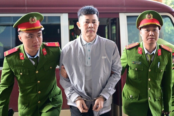 Cuu Chu tich Tap doan Thuan An Nguyen Duy Hung va dong pham hau toa hinh anh