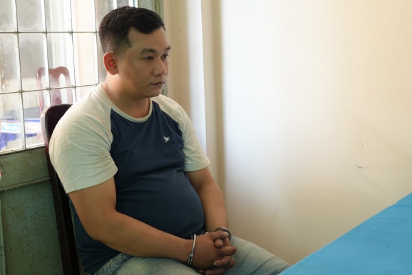 Doi tuong truy na bi bat khi dang dung ma tuy voi ban hinh anh