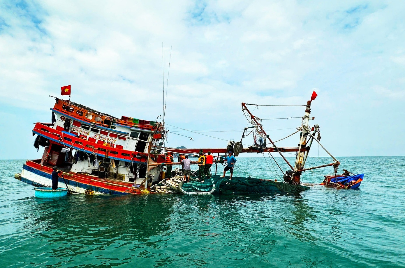 Cuu 13 ngu dan bi chim tau tren bien Ca Mau hinh anh