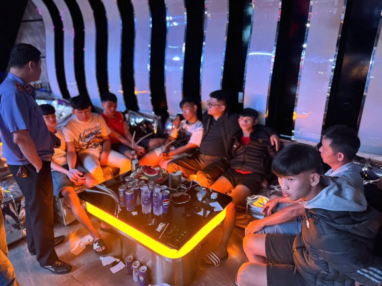 Nam sinh lop 12 cung nhom ban mua ma tuy mang vao quan bar 'bay lac' hinh anh