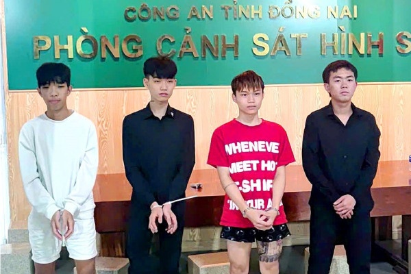 Nem chai vao dau khien nguoi dan ong tu vong, 4 nghi pham bi tam giu hinh anh