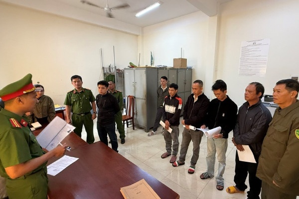 Danh nhau voi hang xom, vo chong va con trai cung bi khoi to hinh anh