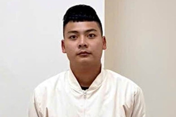 Vo giup nguoi, doi tuong cam 25.000 USD len oto phong chay hinh anh