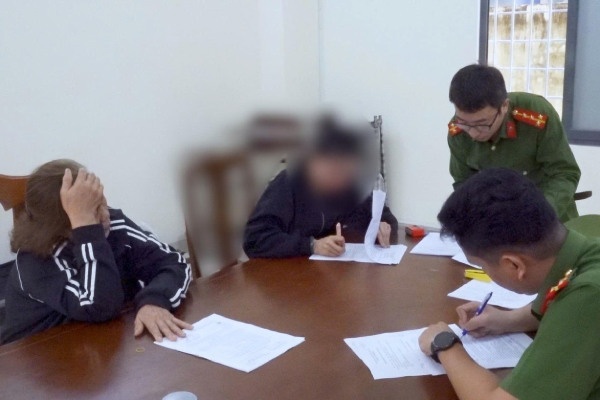 Van chuyen trai phep hon 2,3 kg vang, 32 dien thoai iPhone ve Viet Nam hinh anh