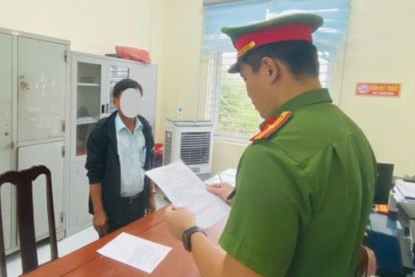 Nguoi dan ong nem gach vao nhom tre, khien be trai thuong tich nang hinh anh