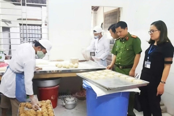 De nghi truy to cuu can bo Van phong Chinh phu va gan 100 bi can hinh anh