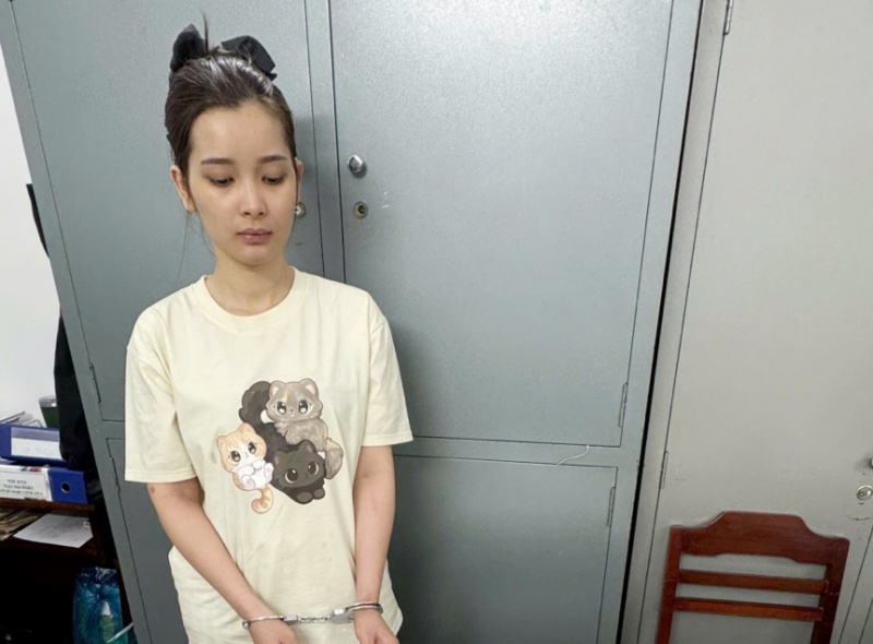 Nhan vien,  Danh trao nu trang,  Chu tiem vang anh 1