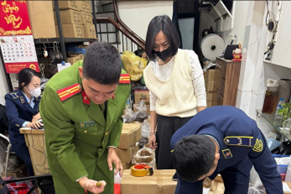 Quan ly thi truong Ha Noi xu ly hon 360 vu vi pham thuong mai dien tu hinh anh