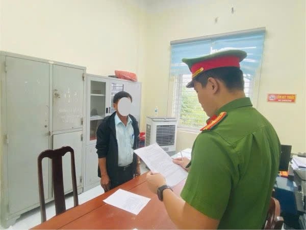 Nguoi dan ong,  nem gach,  vao nhom tre anh 1