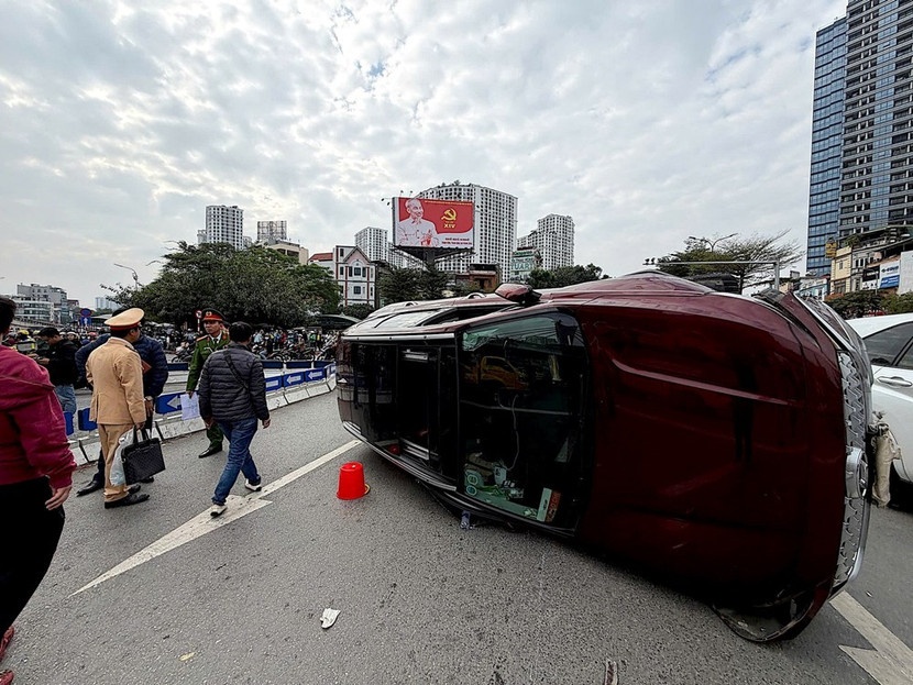 Vu va cham khien xe lat nghieng o Ha Noi: Tai xe duong tinh voi ma tuy hinh anh