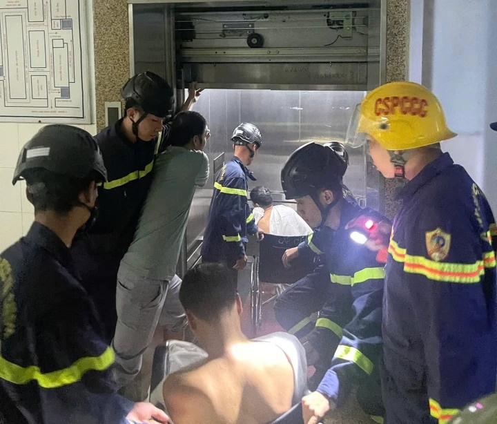 Giai cuu 2 benh nhan cung nhan vien y te mac ket trong thang may hinh anh