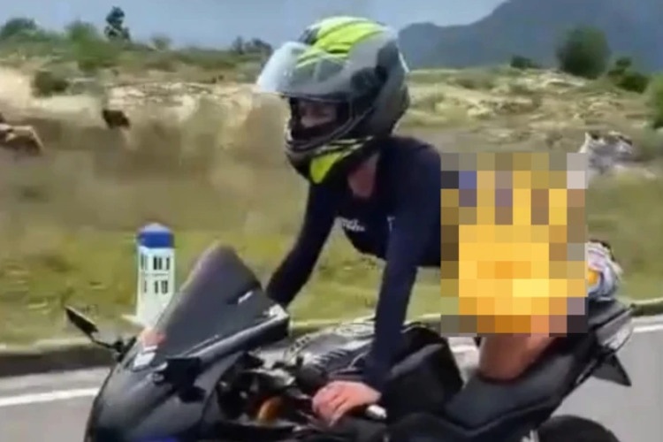 Xem xet xu ly nguoi phu nu nam tren yen xe lai moto phan khoi lon hinh anh