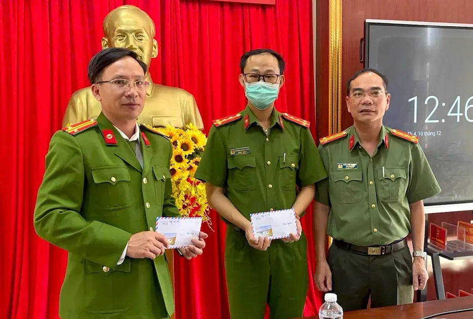 Dai uy cong an bi doi tuong 'ngao da' dung keo tan cong hinh anh