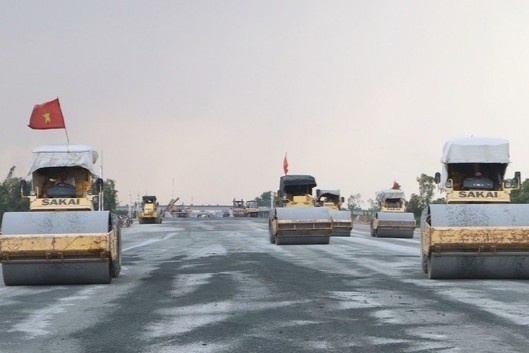 Ngay 19/12, hoan thanh, thong xe ky thuat 3.188 km duong bo cao toc hinh anh