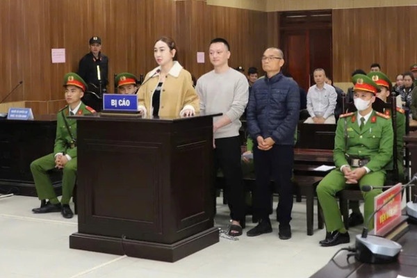 An ninh that chat tai phien toa xet xu vo chong giang ho Vi 'ngo' hinh anh