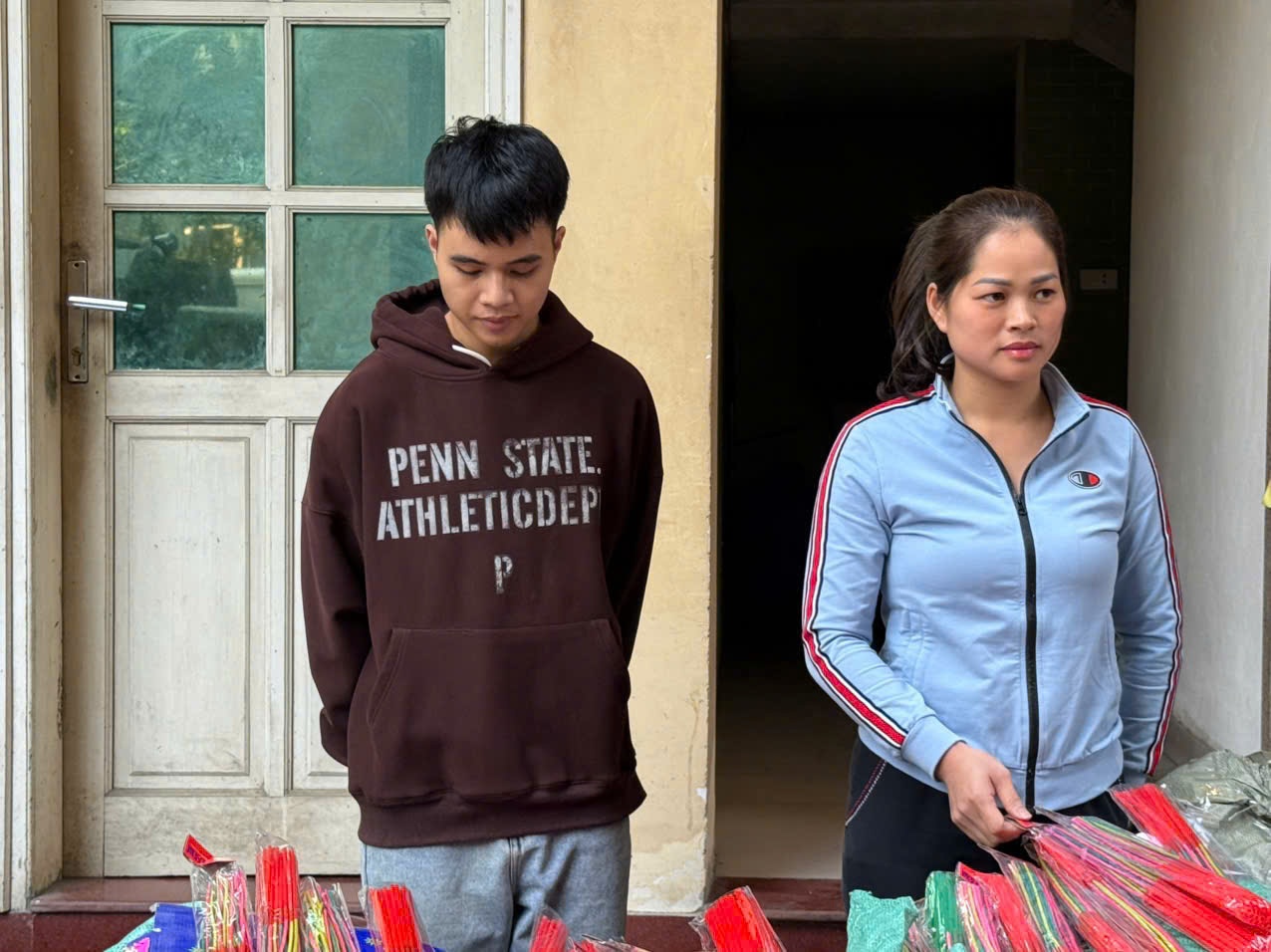 Buôn bán hàng cấm, pháo nổ ảnh 4 Buon ban hang cam, phao no anh 4