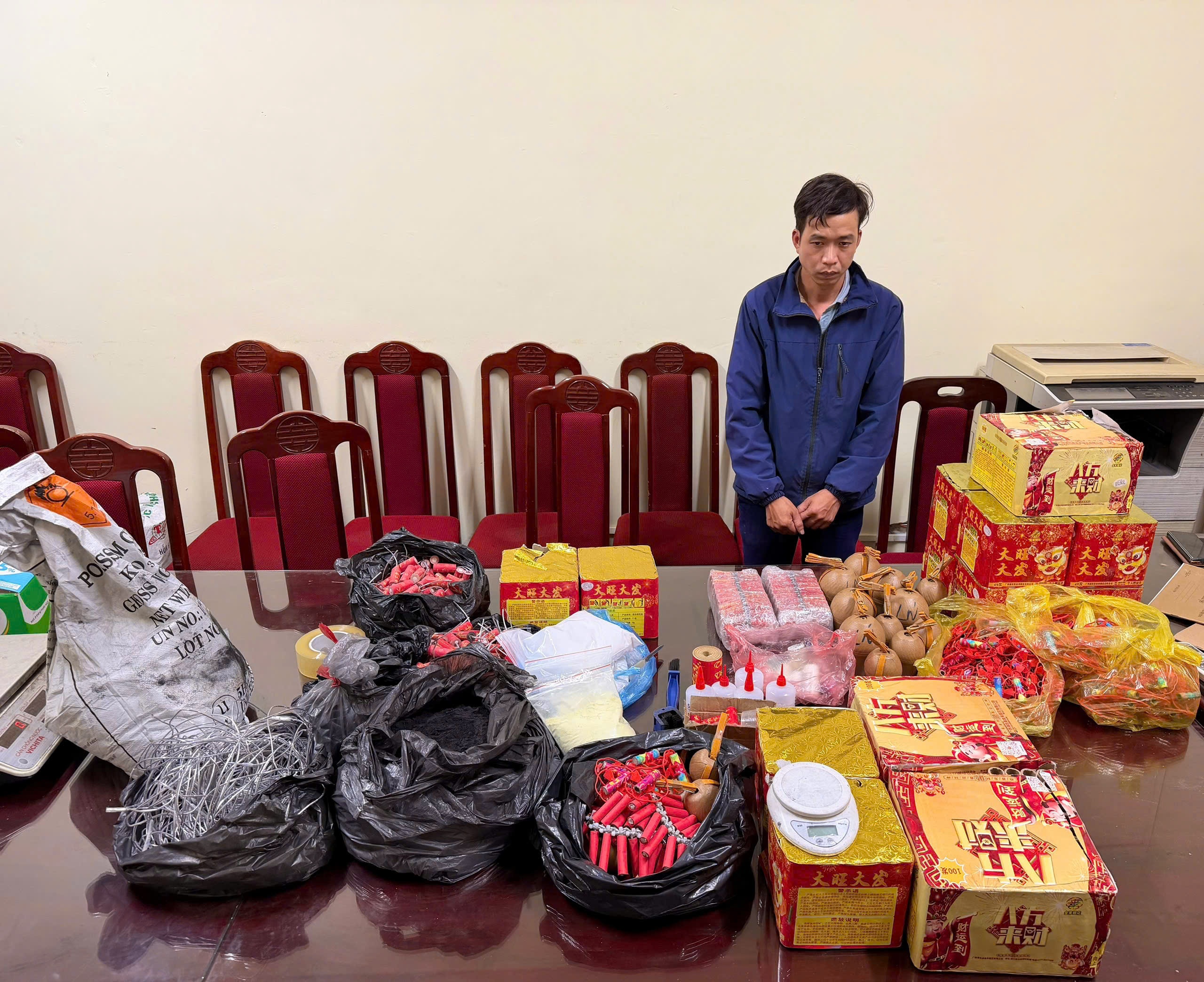 Buôn bán hàng cấm, pháo nổ ảnh 7 Buon ban hang cam, phao no anh 7