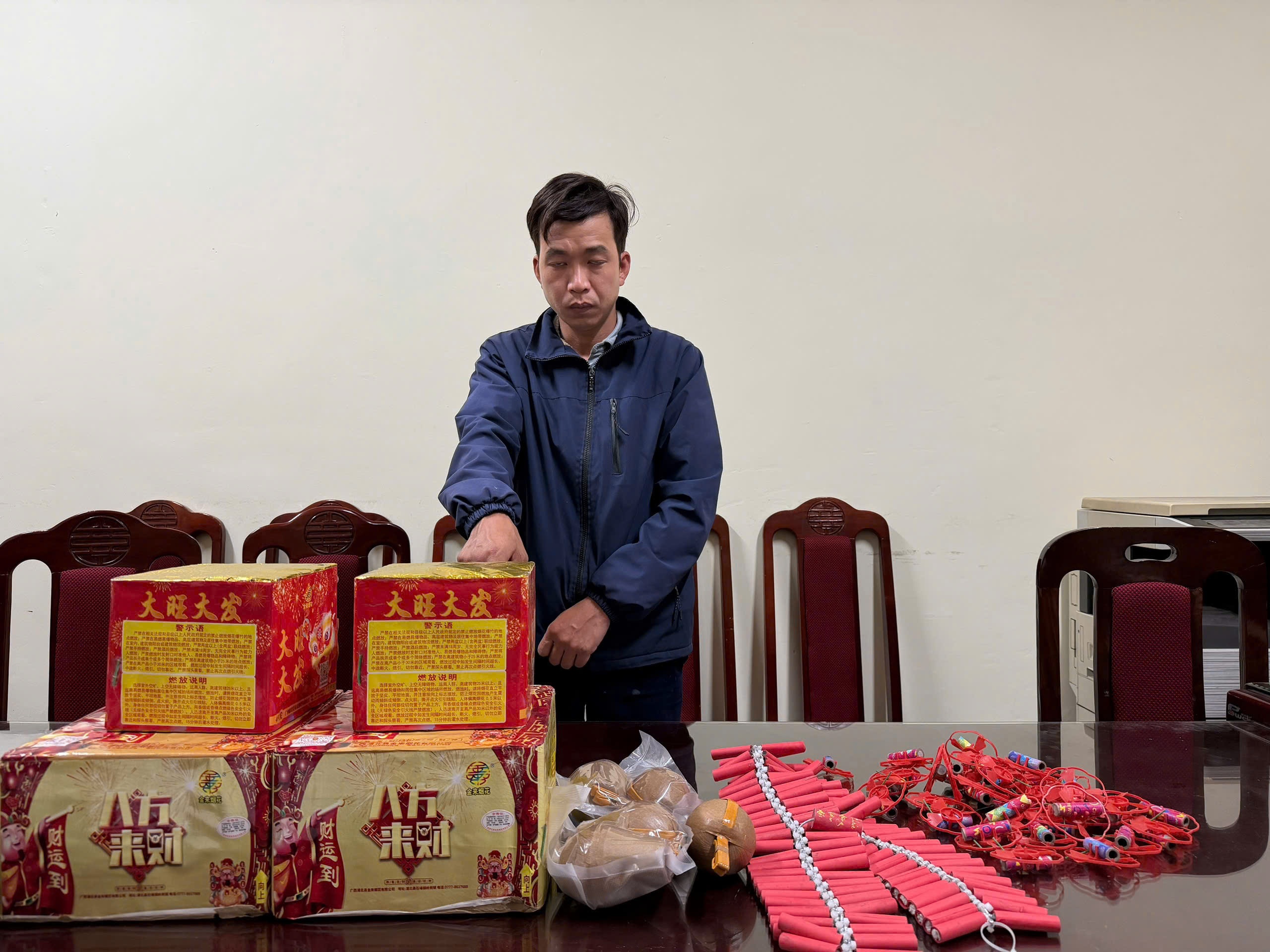 Buôn bán hàng cấm, pháo nổ ảnh 8 Buon ban hang cam, phao no anh 8