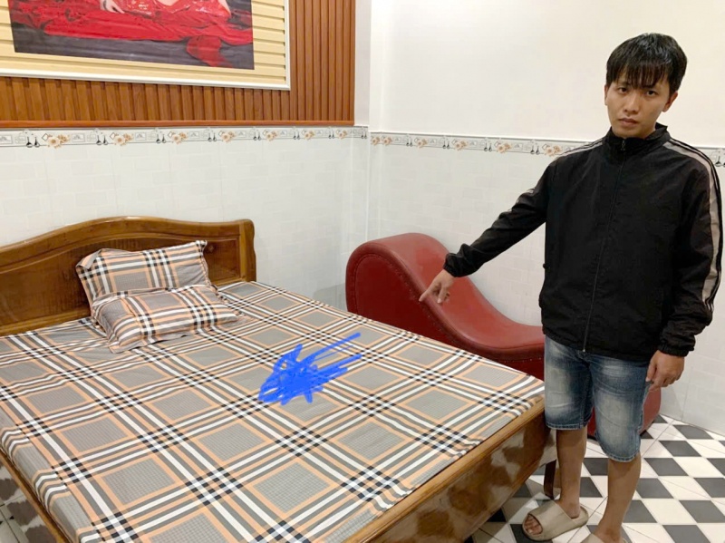 Lua ban gai,  Den nha nghi anh 1