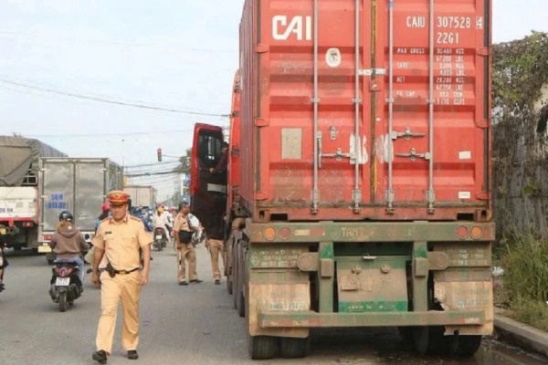 Hang tram tai xe bi lap bien ban tai nut giao thong Song Than o TP.HCM hinh anh