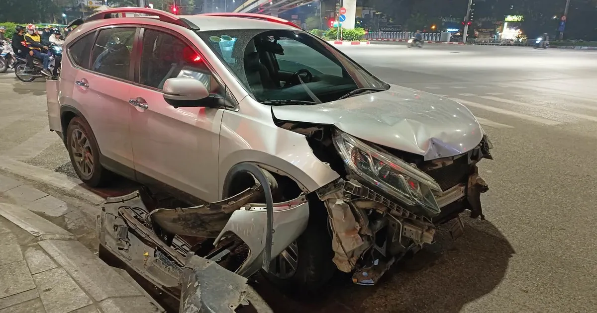 Oto con bien dang sau va cham lien hoan tren duong Lang hinh anh