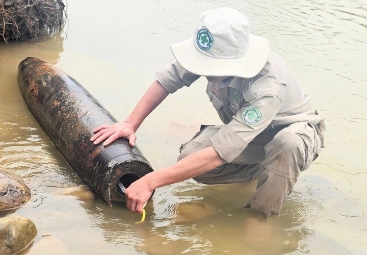 Phat hien qua bom chua hon 87 kg thuoc no canh khu cho, ben xe o Hue hinh anh
