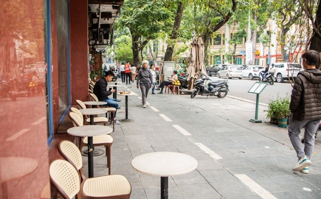 Pho phuong Ha Noi sau gan 1 tuan ra quan lay lai via he hinh anh