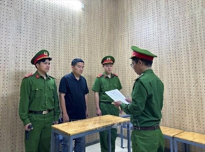 Khoi to nhan vien ngan hang lua dao, chiem doat hon 8 ty dong hinh anh