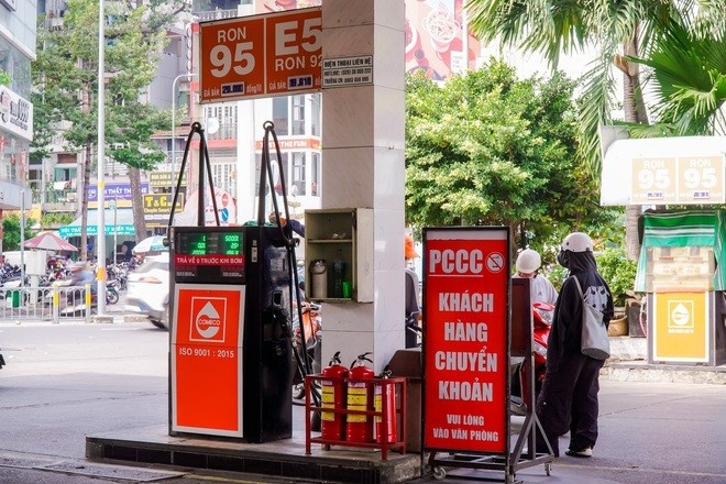 Nhieu cay xang tai TP.HCM dong loat nhan chuyen khoan hinh anh