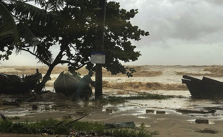 Thoi tiet ngay 18/12: Gio Dong Bac duy tri cuong do manh, bien dong du doi hinh anh