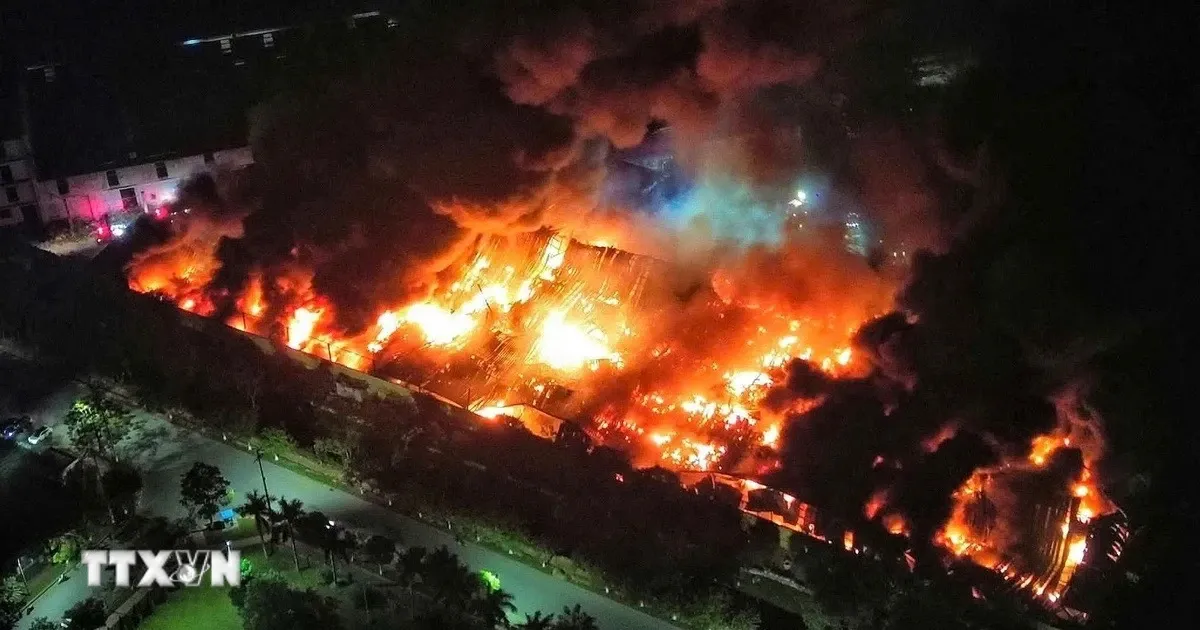 Chay lon tai khu cong nghiep Tien Son, cot khoi cao hang tram met hinh anh