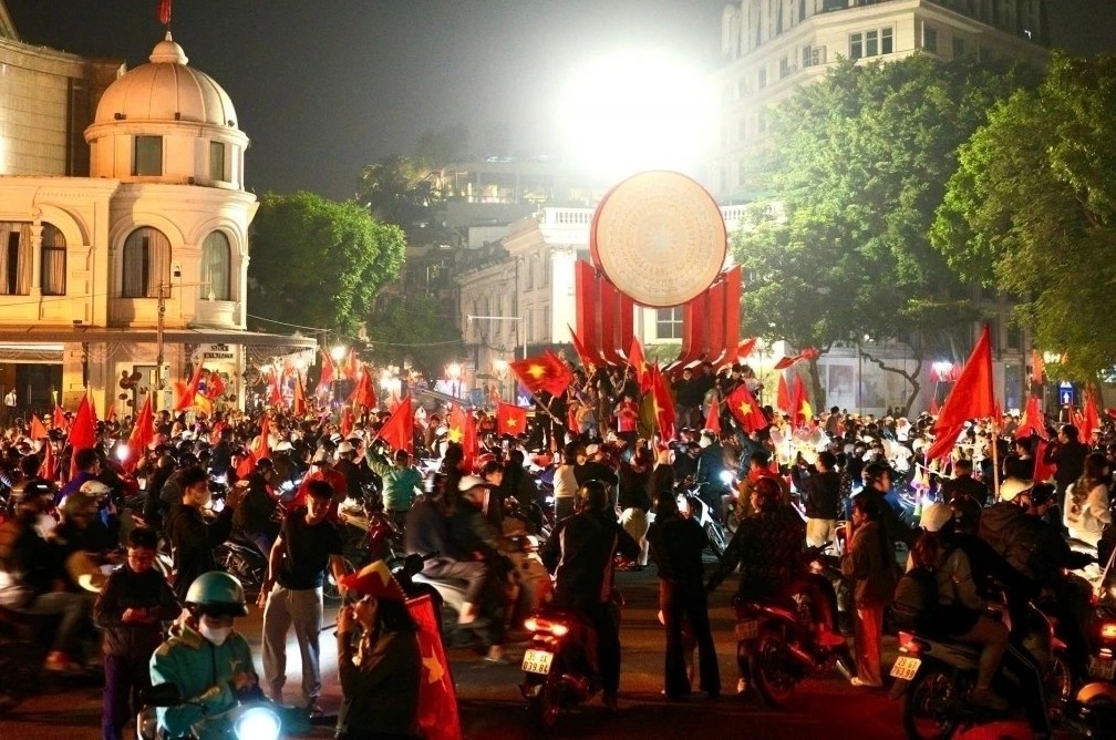 Camera AI co phat nguoi nguoi 'di bao' mung U22 Viet Nam vo dich? hinh anh