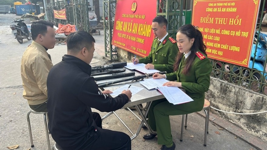 Cao diem tran ap toi pham, nguoi dan Ha Noi tu nguyen giao nop vu khi hinh anh