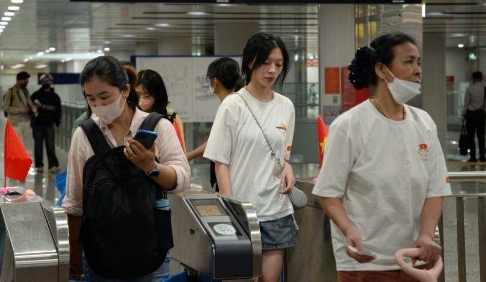 Khach di Metro so 1 TPHCM duoc mien phi ve dip Tet Duong lich 2026 hinh anh