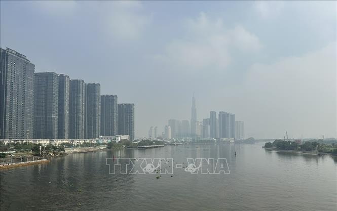 TP.HCM: Suong mu bao phu, chat luong khong khi canh bao xau hinh anh