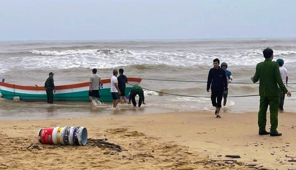 Tau ca troi dat vao bo, mot ngu dan Quang Tri mat tich tren bien hinh anh