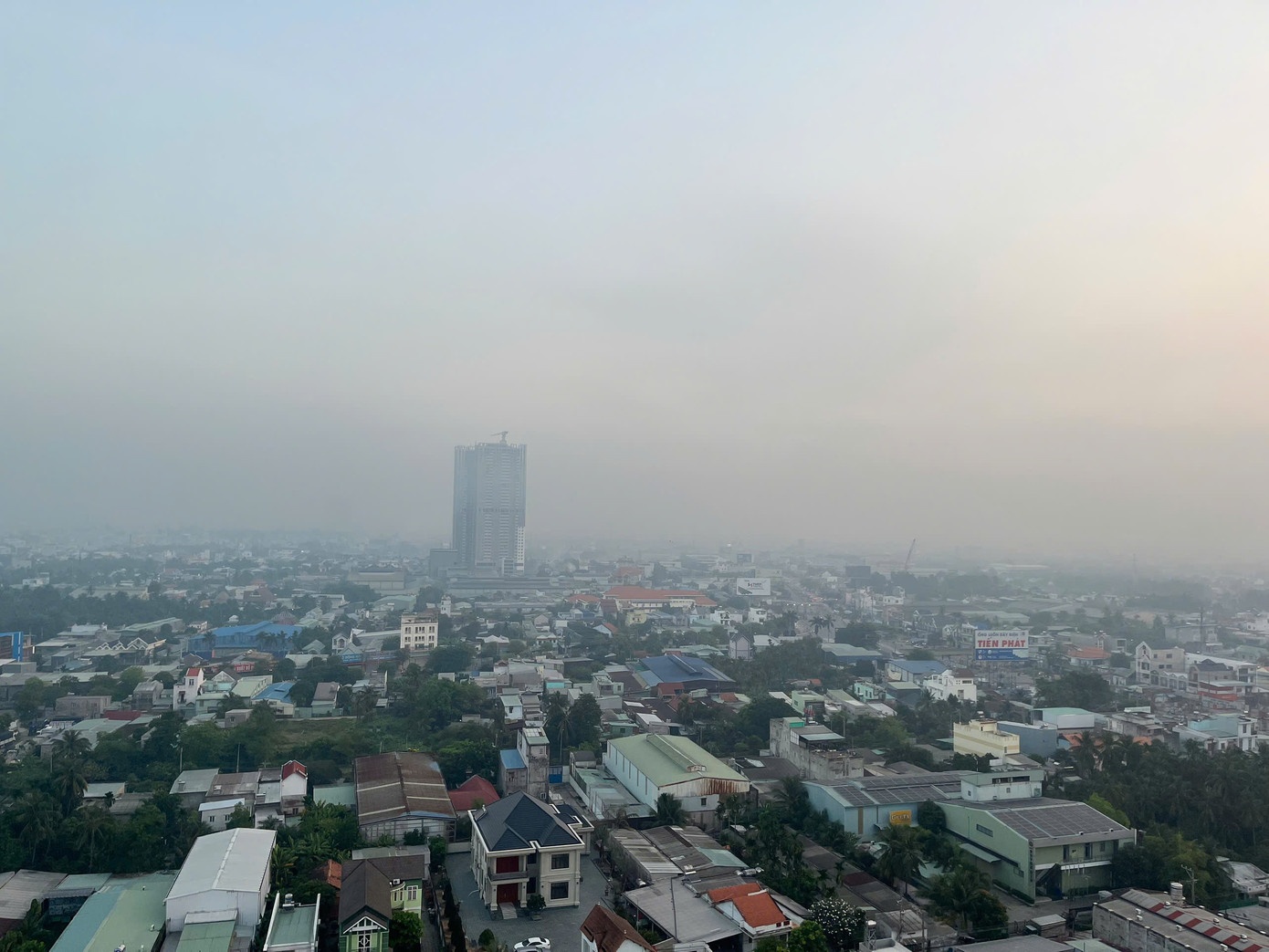 Chat luong khong khi TP.HCM tiep tuc o muc bao dong, troi mu mit hinh anh