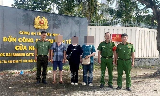 Suyt bi lua sang Campuchia tu loi moi viec luong 800.000 dong/ngay hinh anh