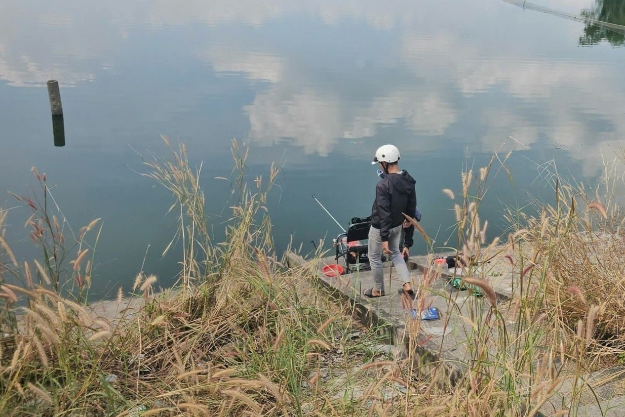 Di cau ca, cau trung thi the nguoi duoi ho nuoc o TP.HCM hinh anh