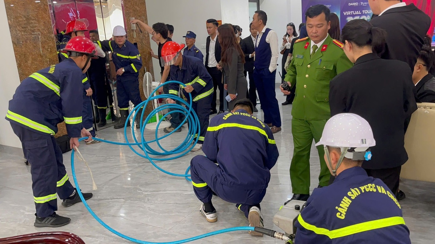 Cuu 21 nguoi ket trong thang may o Bac Ninh hinh anh