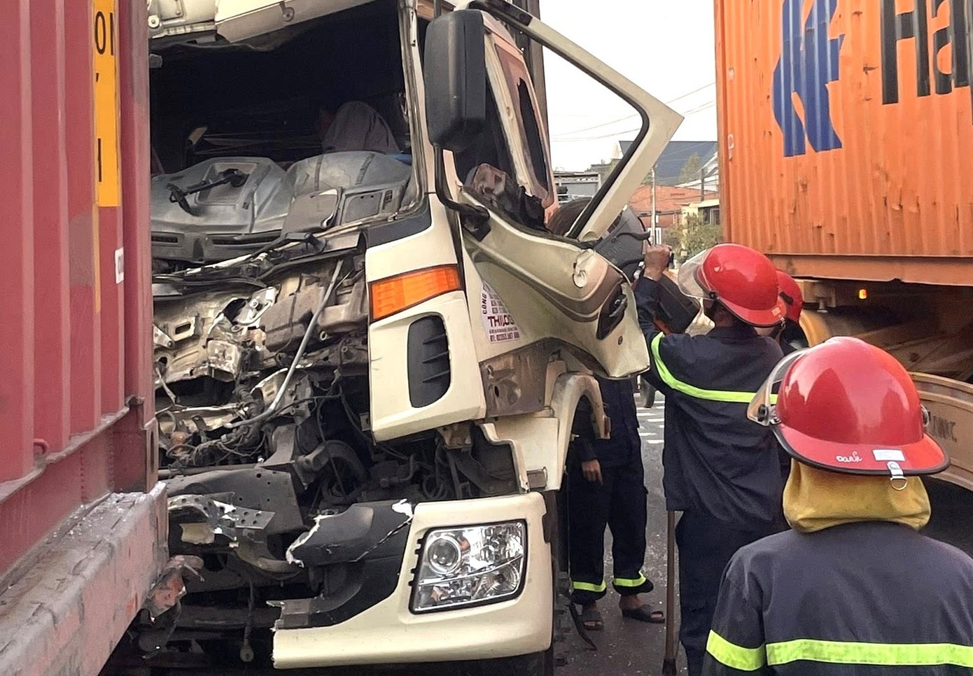 Tong vao xe dau keo o TP.HCM, tai xe mac ket trong cabin hinh anh