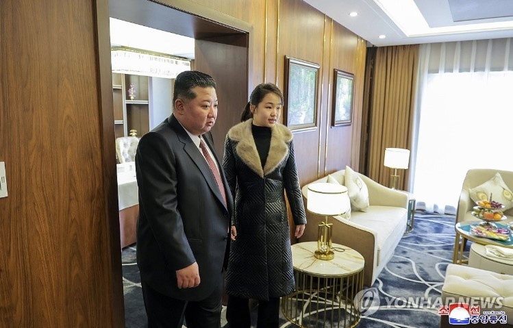 Ong Kim Jong Un cung con gai du le khai truong loat khach san hinh anh