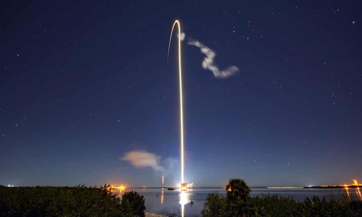 Nghi van tao 'mua bi' nham vao ve tinh cua Elon Musk hinh anh