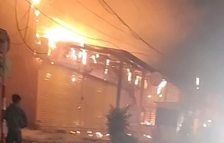 Chay hang thiet bi dien nuoc, 4 nguoi cung mot nha tu vong hinh anh