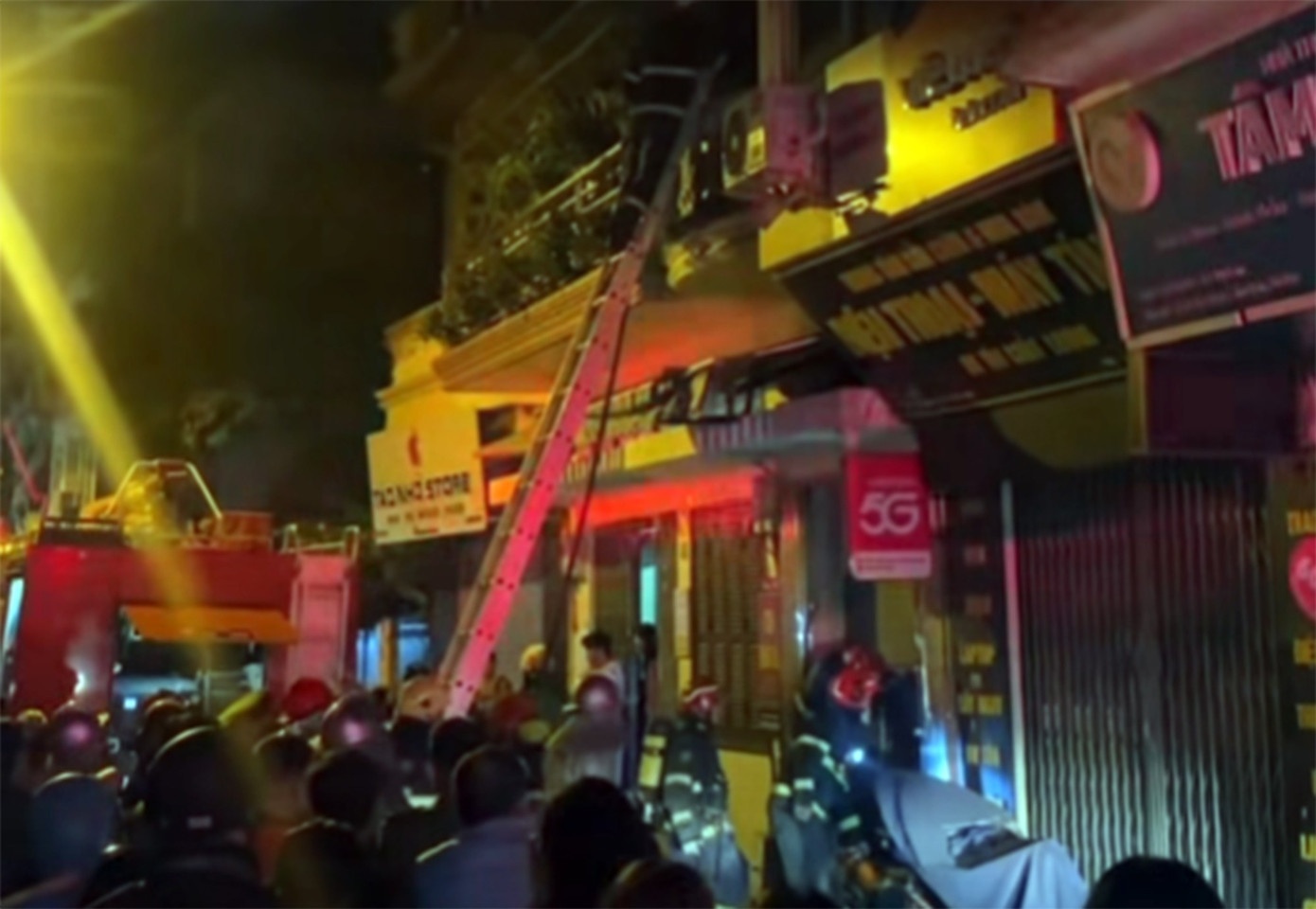 Canh sat pha cua cuu nguoi trong vu chay nha luc rang sang hinh anh