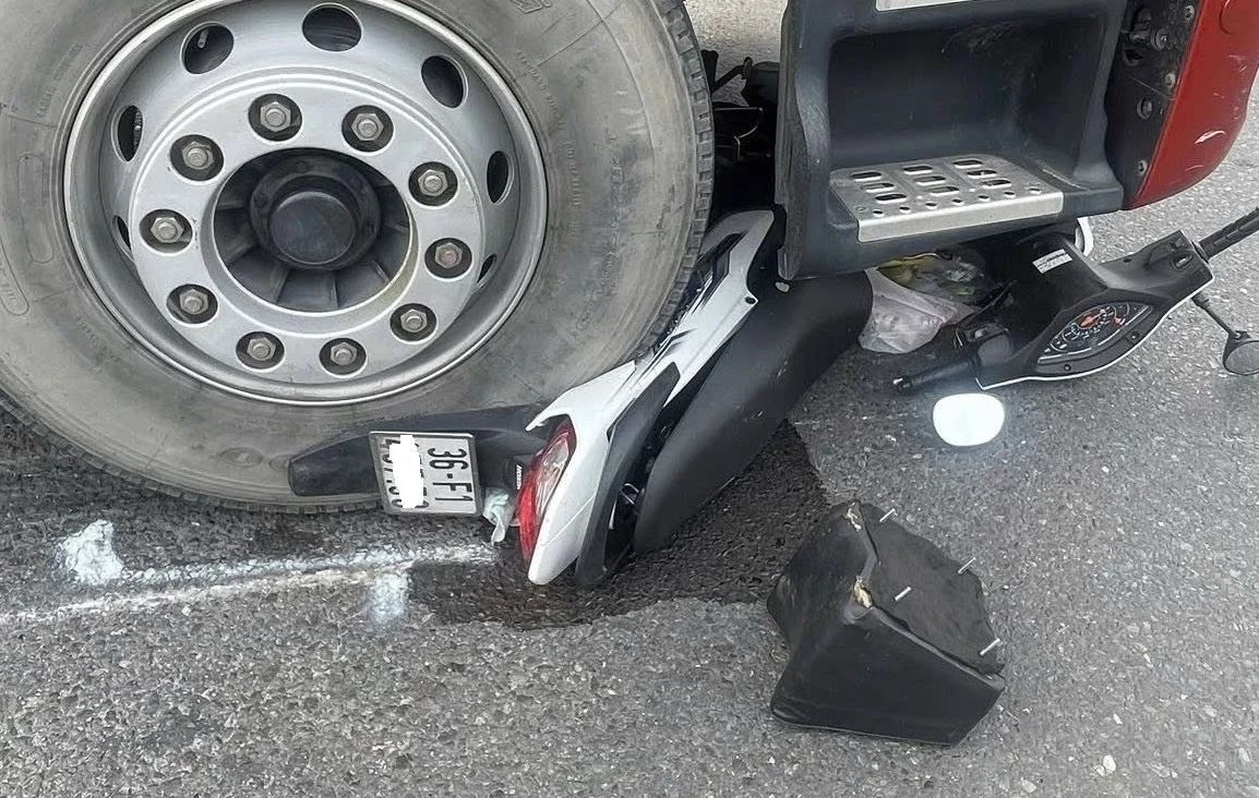 Nguoi phu nu thoat chet than ky duoi gam container o TP.HCM hinh anh