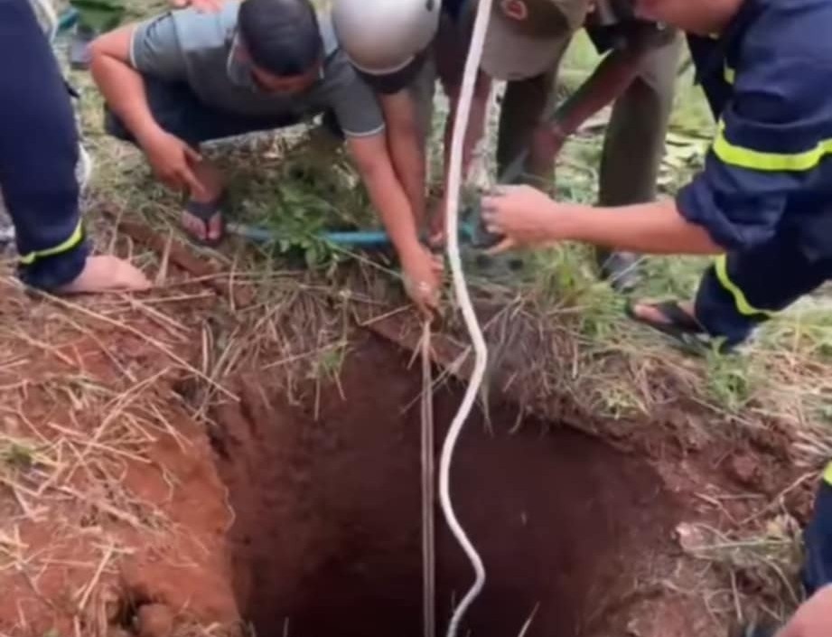 Canh sat tha day, cuu nguoi ket duoi ho sau hon 10 m o Dong Nai hinh anh