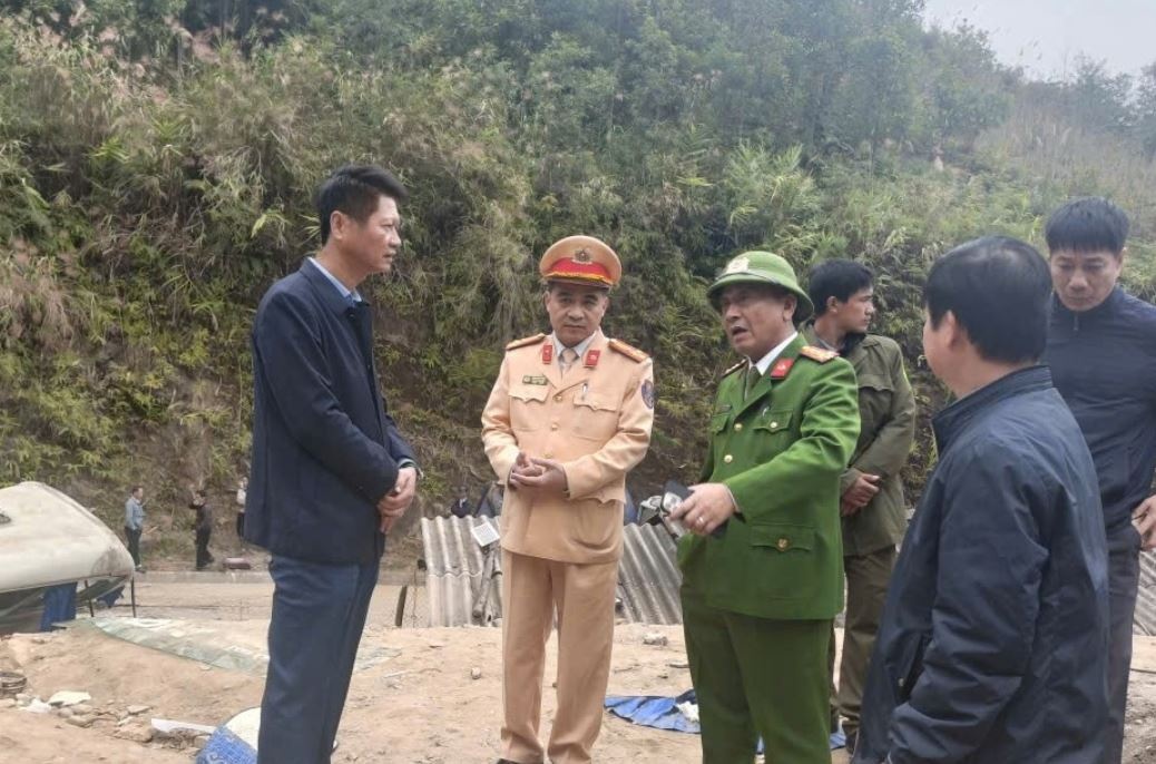 Lanh dao Lao Cai truc tiep chi dao o hien truong vu lat xe hinh anh