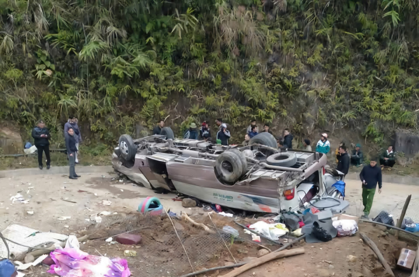 Lat xe cho doan tu thien, it nhat 8 nguoi tu vong hinh anh