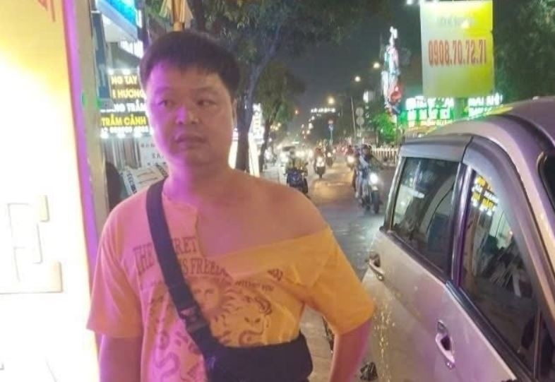 Khach non ra xe, tai xe cong nghe bi danh vi yeu cau ho tro don dep hinh anh